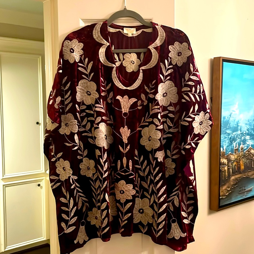 EUC Sz S boutique stretch burgundy/wine velvet tunic with hand sewn flowers